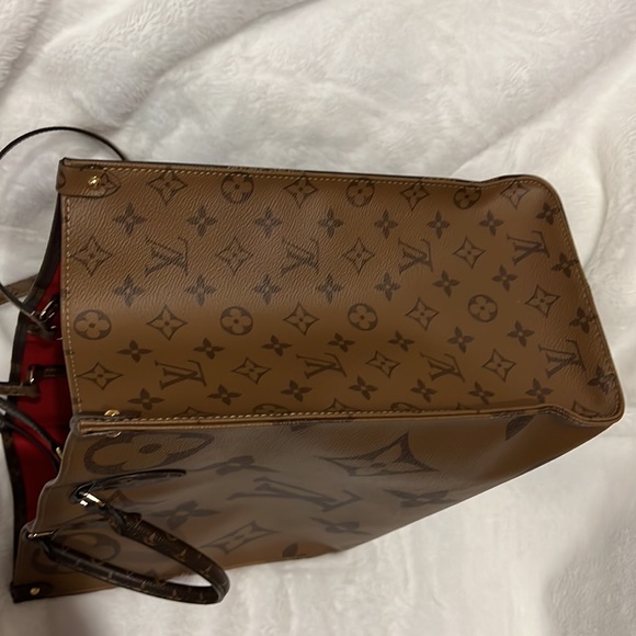 Louis Vuitton ( On The Go ) Tote - Picture 4 of 12